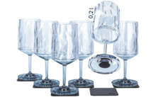Sechs transparente Weingläser aus Glas, fünf stehen aufrecht, eines liegt mit der Öffnung nach unten auf den anderen Gläsern