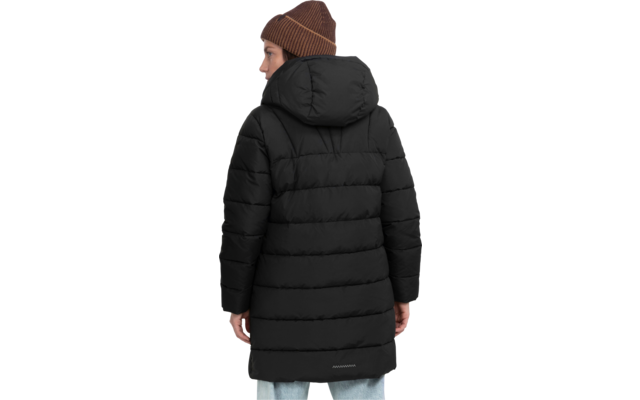 Personne vue de dos portant une doudoune noire et un bonnet marron