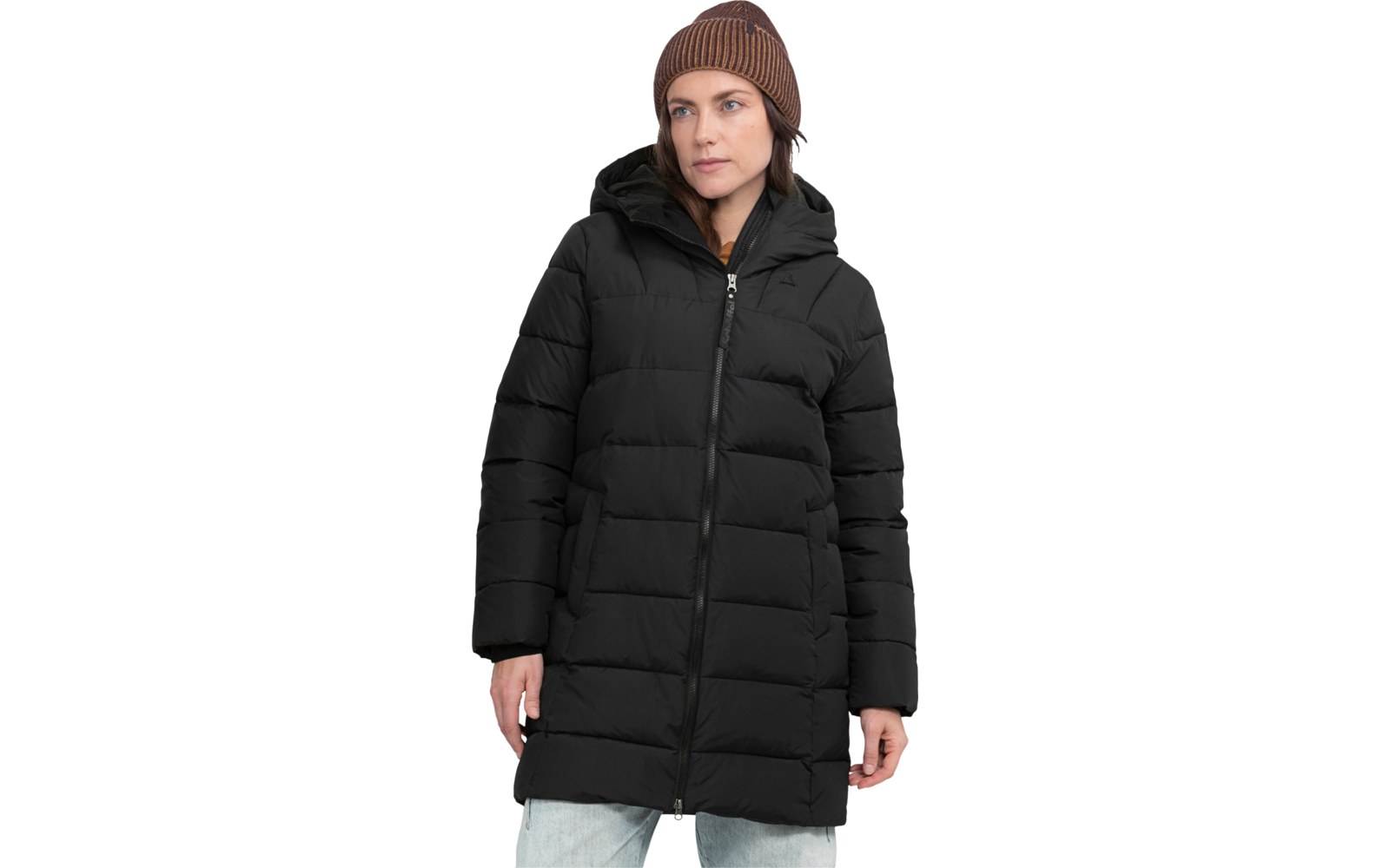 Personne portant une veste matelassée noire avec capuche