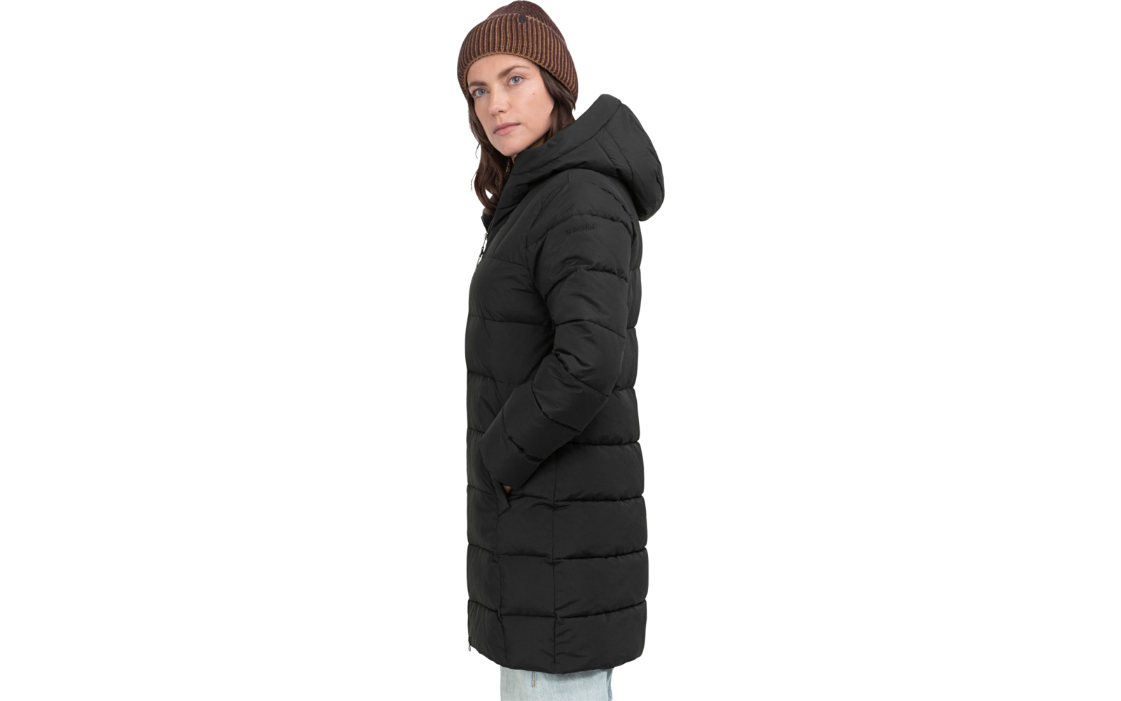 Femme avec foulard marron et veste matelassée noire, debout de côté