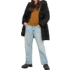 Femme aux cheveux noirs portant une veste noire, un chemisier orange et un jean bleu
