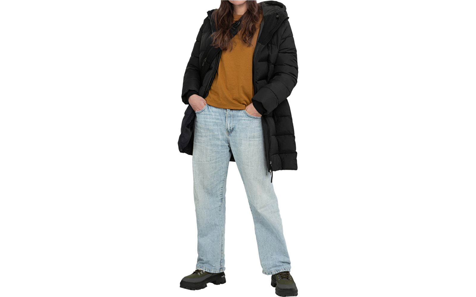 Femme aux cheveux noirs portant une veste noire, un chemisier orange et un jean bleu