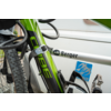 Tubo del telaio della bicicletta verde e nero con la scritta 'CUBE', tubo del telaio argentato con adesivo 'Berger', portaborraccia, pneumatico, pedale e lucchetto a cavo arrotolato