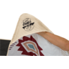 Main tenant une couverture beige avec logo et motif coloré
