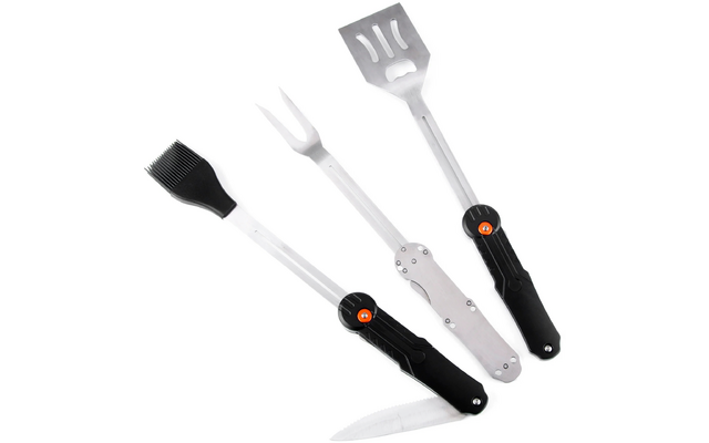 Drei zusammenklappbare Edelstahlwerkzeuge mit schwarzen Griffen: Bürste mit schwarzem Silikonkopf, zweizinkige Gabel und geschlitzter Spatel; an einem Griff ist ein aufgeklapptes gezahntes Messer sichtbar