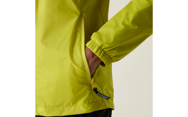 Detailaufnahme einer hellgrünen Regenjacke, Hand in der seitlichen Reißverschlusstasche, elastisches Ärmelbündchen sichtbar