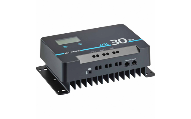 Schwarzes elektronisches Gerät mit kleinem Display oben links, Kühlrippen unten, mehreren Anschlussbuchsen vorne und weiß-blauer Aufschrift "DSC 30" auf der Oberseite