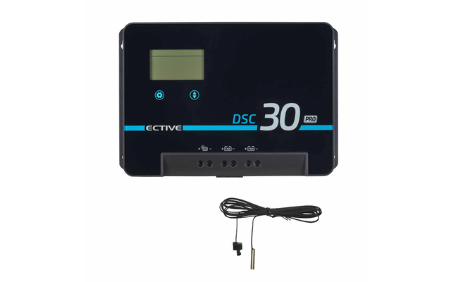 Schwarzes rechteckiges Gerät, links oben kleines rechteckiges LCD-Display, darunter zwei runde blaue Tasten, rechts weiße Aufschrift 'DSC 30 PRO', Markenname links, unten Anschlussbereich mit drei Kontakten, separates schwarzes Kabel mit kleinem Stec