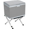 Schwarzer tragbarer Kühlschrank auf klappbarem Ständer mit silberfarbenem Deckel