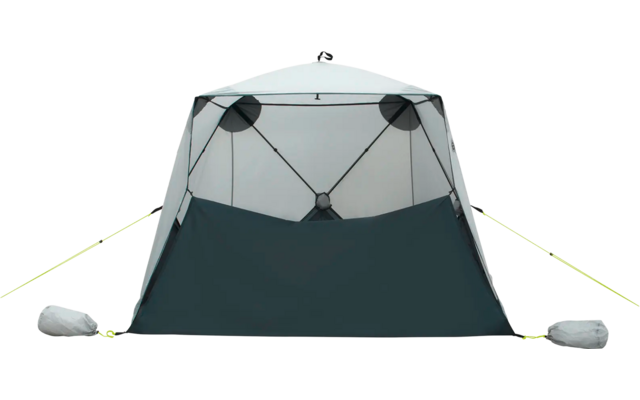 Zelt mit rechteckiger Grundfläche, grauer Oberteil und dunkelblauem Unterteil, aufgezogen mit Abspannleinen und Steinen als Beschwerung