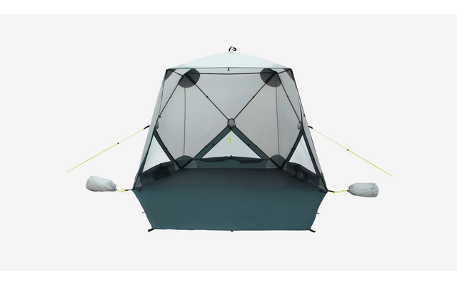Zelt mit geöffnetem Moskitonetz vor weißem Hintergrund