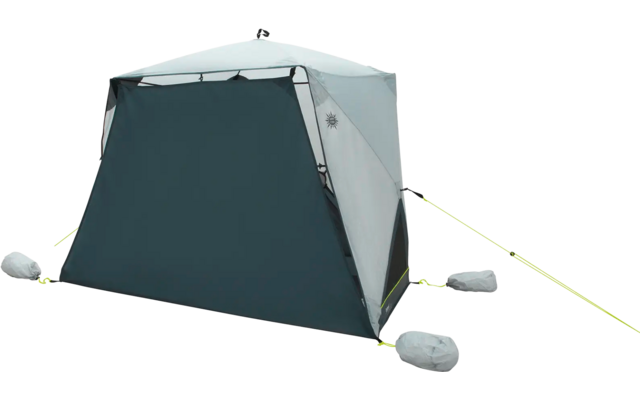 Zelt mit dunkelgrauen und hellgrauen Stoffwänden, befestigt mit gelben Abspannleinen und Steinen als Beschwerung