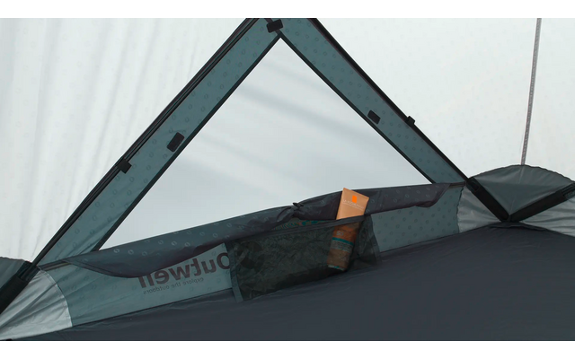 Blick auf Innenraum eines Zelts mit Netztaschen an der Innenwand, darin eine Dose und andere Gegenstände