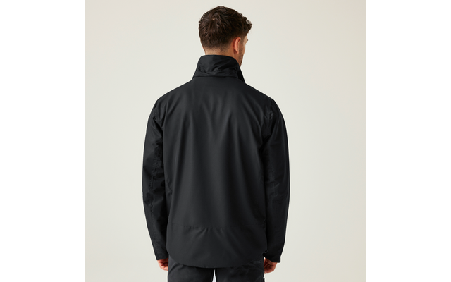 Person von hinten, trägt eine schwarze Jacke mit hohem Kragen und eine dunkle Hose vor hellem einfarbigem Hintergrund