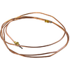 Boucle lâche d'un tube métallique fin de couleur cuivre avec deux raccords couleur laiton et une courte pointe métallique sur fond blanc
