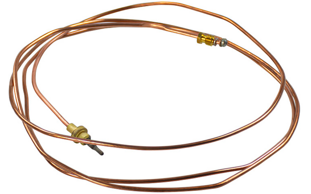 Boucle lâche d'un tube métallique fin de couleur cuivre avec deux raccords couleur laiton et une courte pointe métallique sur fond blanc