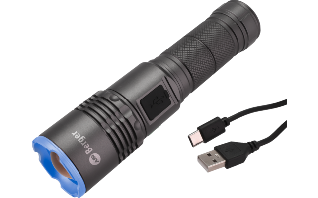 Anthrazitfarbene Taschenlampe mit gerändeltem Griff und blauem Ring am Leuchtkopf, daneben ein schwarzes USB-A-zu-USB-C-Kabel