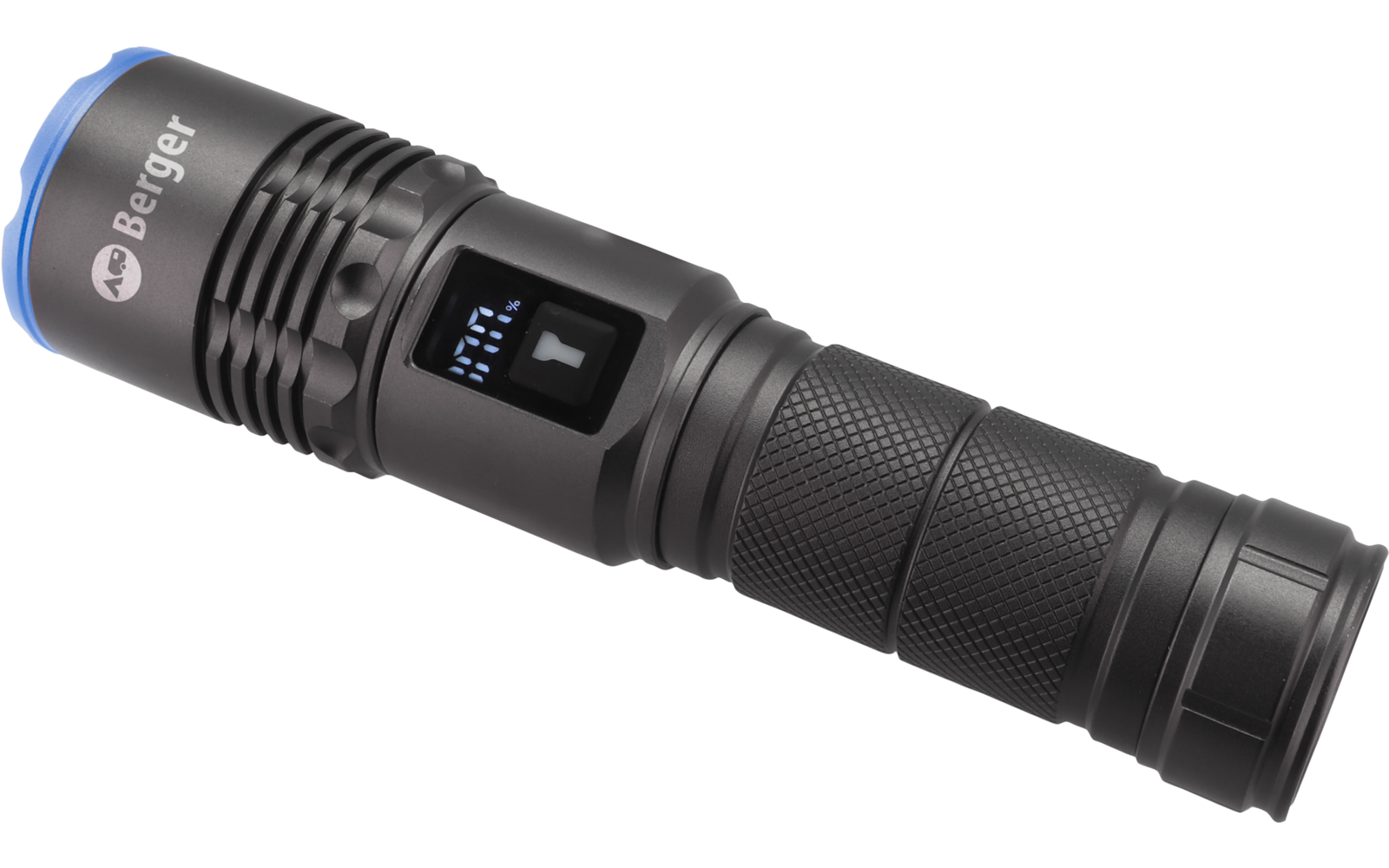 Schwarze Taschenlampe mit geriffeltem Griff, kleinem rechteckigem Display und blauem Ring am Lampenkopf, Lichtstrahl auf hellem Untergrund