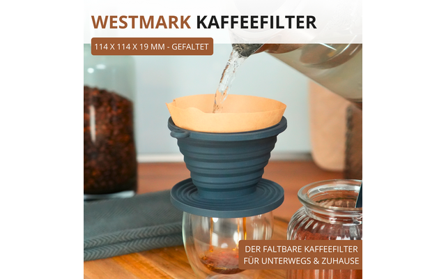 Filtre à café pliable en silicone foncé avec filtre en papier sur un récipient en verre; de l'eau coule d'une bouilloire dans le filtre; bocal de grains de café et table en bois visibles; texte 'WESTMARK KAFFEEFILTER' visible