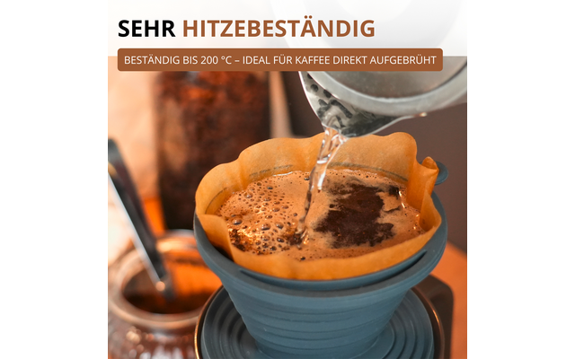 Gros plan d'un dripper en silicone bleu avec un filtre en papier brun et du marc de café; de l'eau chaude est versée d'une bouilloire métal; récipient en verre flou en arrière‑plan; en haut le texte SEHR HITZEBESTÄNDIG et BESTÄNDIG BIS 200 °C - IDEAL FÜR KAFFEE DIREKT AUFGEBRÜHT