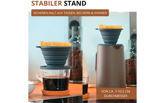 Deux gros plans d'un filtre à café pliable en silicone gris avec filtre en papier ; à gauche sur une tasse en verre de café noir sur un dessous de verre en bois, à droite sur une carafe haute marron ; en arrière-plan deux récipients en verre remplis de grains de café