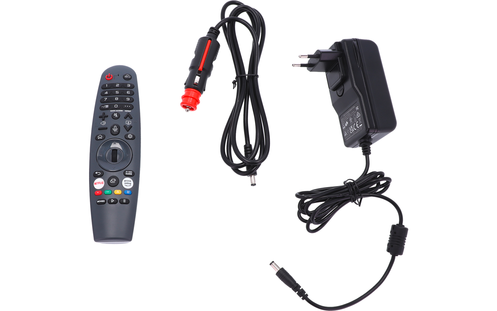 Vier afstandsbedieningen en twee kabels met stekkers op een witte achtergrond