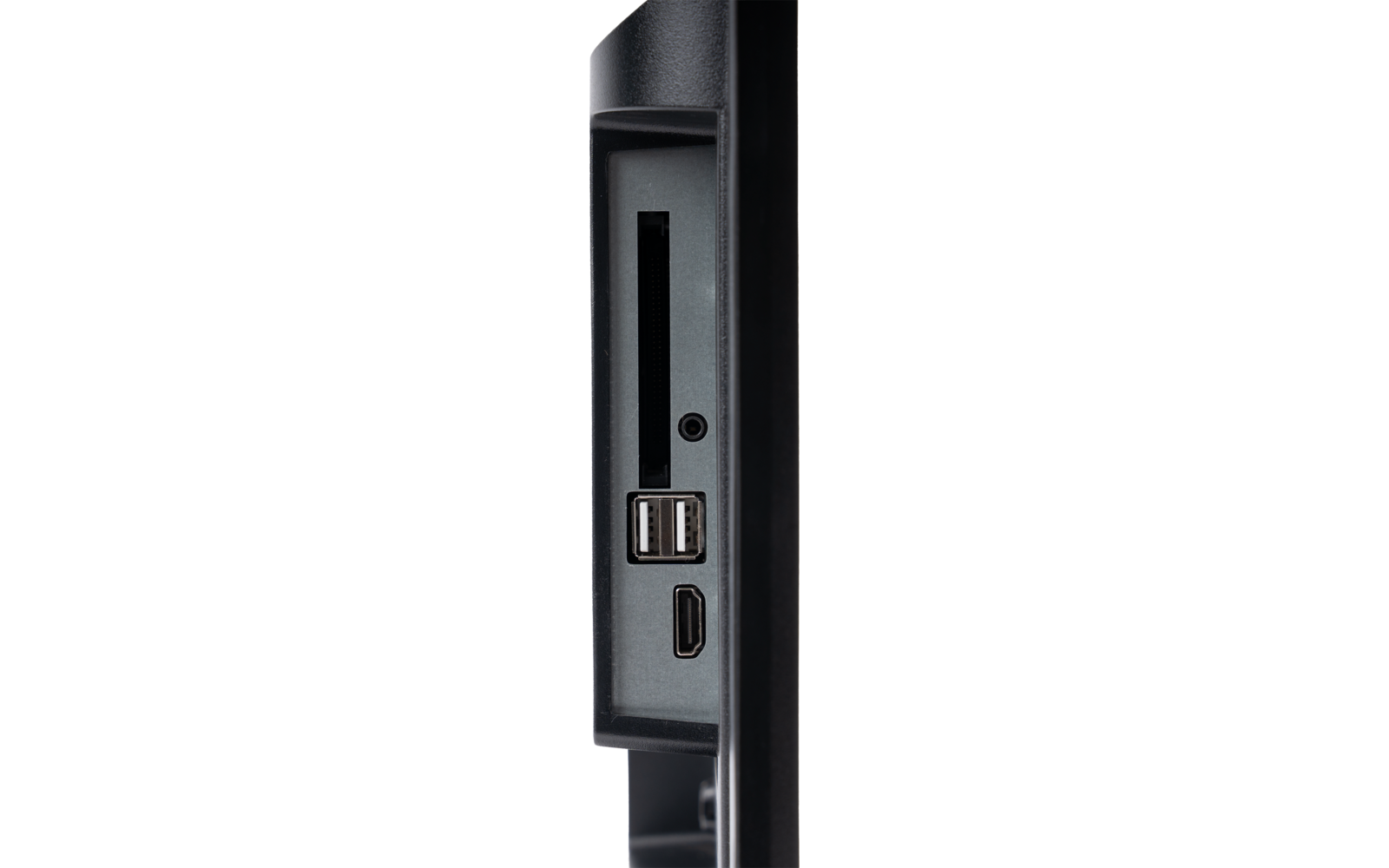 Schwarze Seitenkante eines Geräts mit schmaler vertikaler Schlitz oben, kleinem rundem Loch, zwei übereinanderliegenden rechteckigen USB-Anschlüssen und kleinem rechteckigen Anschluss unten