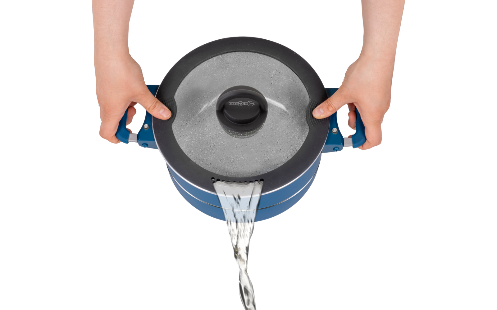 Zwei Hände halten einen blauen Kochtopf mit Glasdeckel; Wasser fließt in einem Strahl aus dem Topf