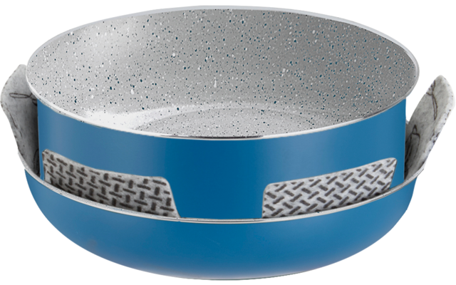 Runde blaue Pfanne mit hellgrauem, gesprenkeltem Innenraum, zwei hellgrauen Griffen und zwei silbernen, gemusterten Metallplatten am Innenrand