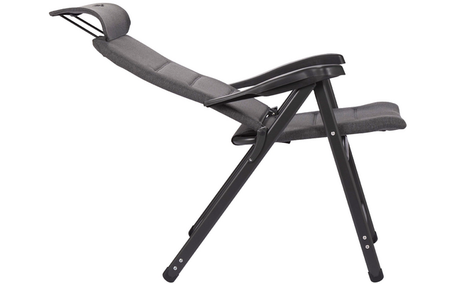 Seitliche Ansicht einer ausgeklappten Liege mit grauem Polster, schwarzem klappbarem Metallgestell und kleinem Stoffdach über der Kopfstütze