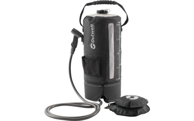 Schwarzer zylindrischer Behälter mit Tragegriff, seitlichem flexiblem Schlauch und Handbrause, transparentes Messfenster mit Markierungen, kleine Netztasche an der Seite und runder flacher Einsatz mit Logo am Boden