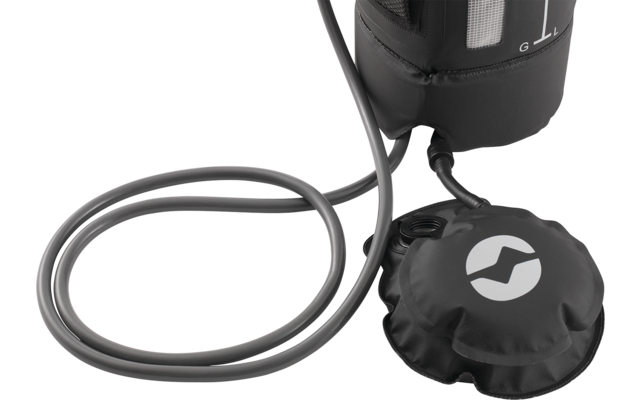 Schwarzer aufblasbarer Gummiball mit Schlauch, verbunden mit einem schwarzen Stoffteil mit sichtbaren Nähten und Teilansicht eines runden Messinstruments auf weißem Hintergrund