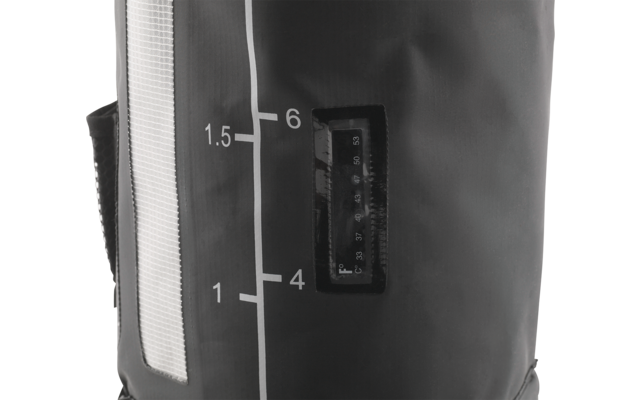 Nahaufnahme eines dunklen, zylindrischen Beutels mit vertikalen Skalenmarkierungen (1, 1.5, 4, 6), einem rechteckigen Sichtfenster mit feinen Markierungen, einem weißen reflektierenden Streifen am Rand und einem Riemen an der linken Seite