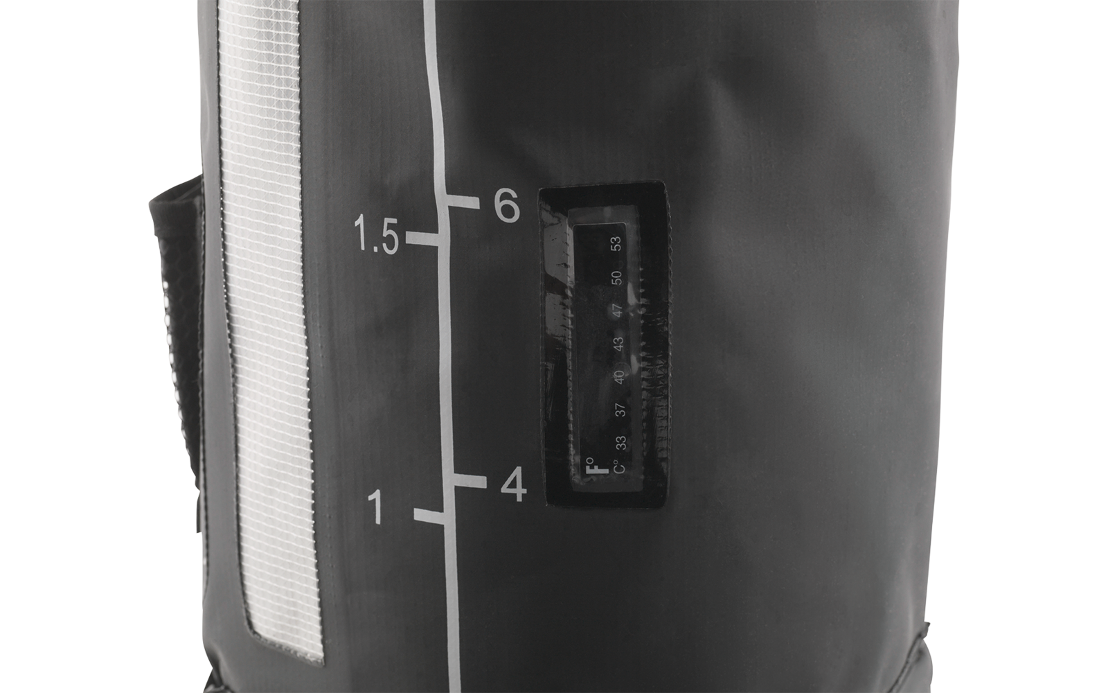 Nahaufnahme eines dunklen, zylindrischen Beutels mit vertikalen Skalenmarkierungen (1, 1.5, 4, 6), einem rechteckigen Sichtfenster mit feinen Markierungen, einem weißen reflektierenden Streifen am Rand und einem Riemen an der linken Seite