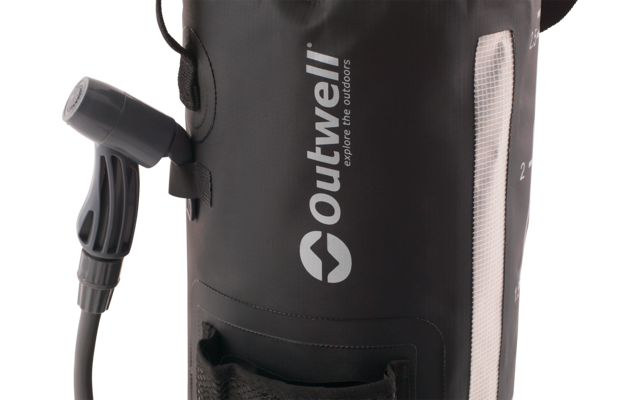 Schwarzer zylindrischer Textilbeutel mit weißem "Outwell"-Logo, grauem Kunststoffanschluss links, vertikalem weißen Netzstreifen rechts und kleiner Vordertasche mit grauem Handtuch