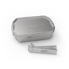 Silberne rechteckige Metallbox mit Deckel und weißem Kunststoffclip