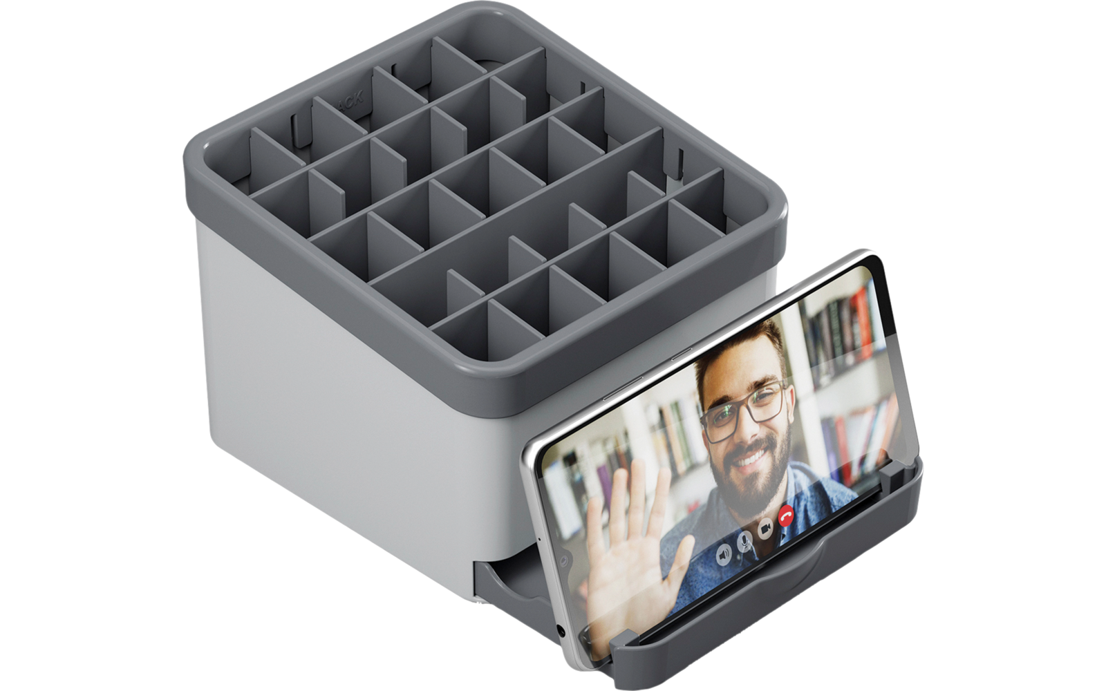 Ein graues Ladegerät mit mehreren Fächern und einem Smartphone, das ein Videotelefonat zeigt