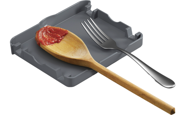 Holzlöffel und Messer auf einer dunklen Serviette