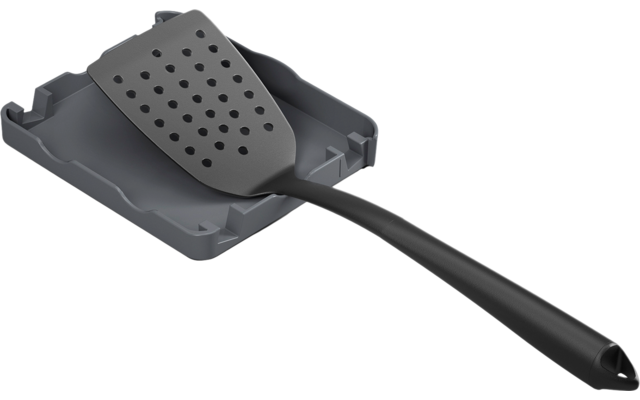 Grauer Küchenutensil mit langem schwarzem Griff und Löchern