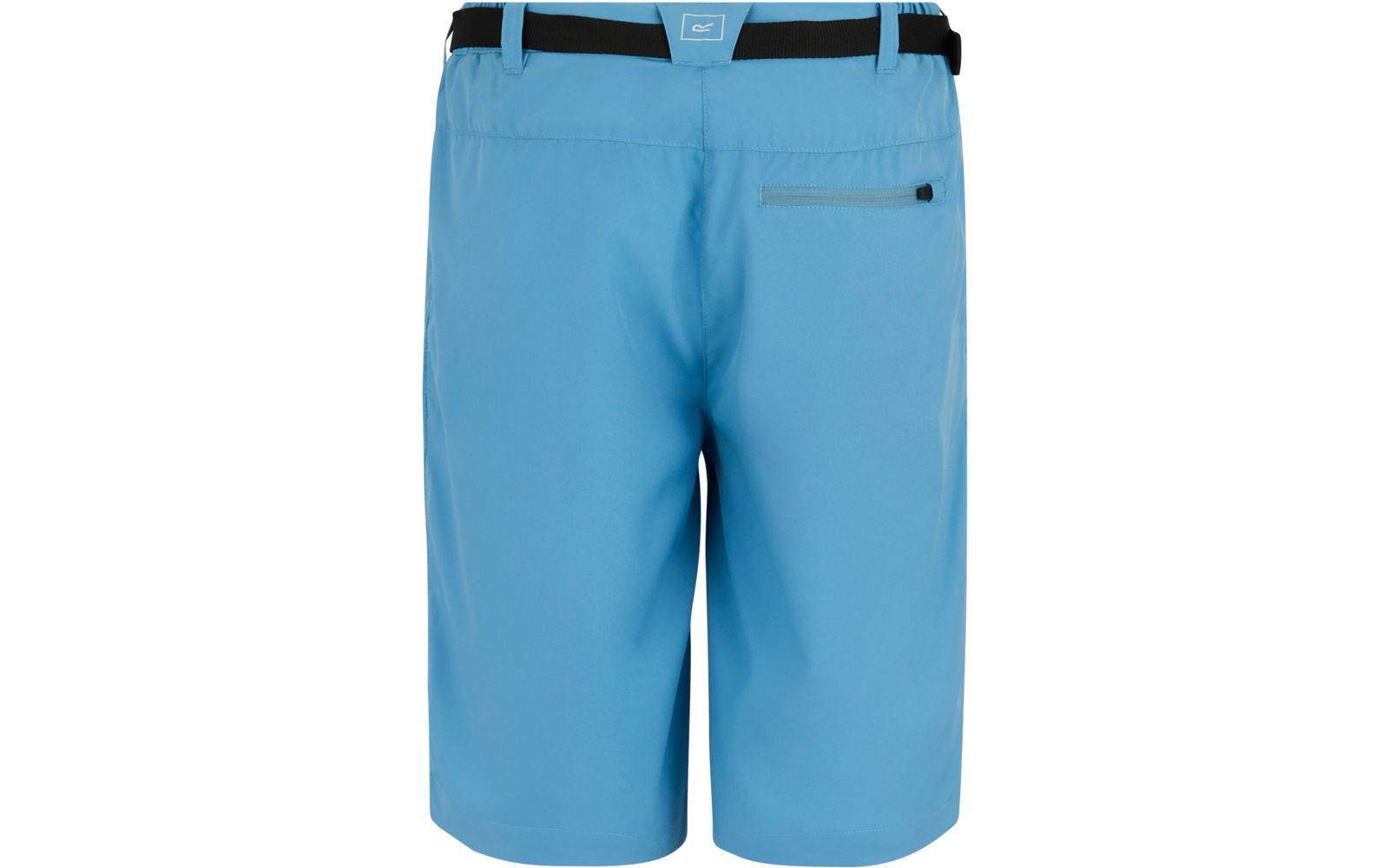 Rückenansicht hellblauer Shorts mit schwarzem Gürtel, Gürtelschlaufen und rechtsseitiger Reißverschlusstasche