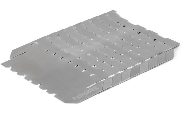 Silbernes rechteckiges Metallblech mit Reihen kleiner Schlitze und gefalteten Rippen an einer Kante, auf weißem Hintergrund