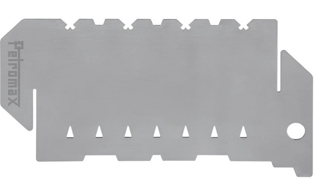 Flache silberne Metallplatte mit gezackter Oberkante, dreieckigen Aussparungen entlang der Unterkante, seitlichem Schlitz und rundem Loch rechts, vertikale Gravur "Patmaxx" links