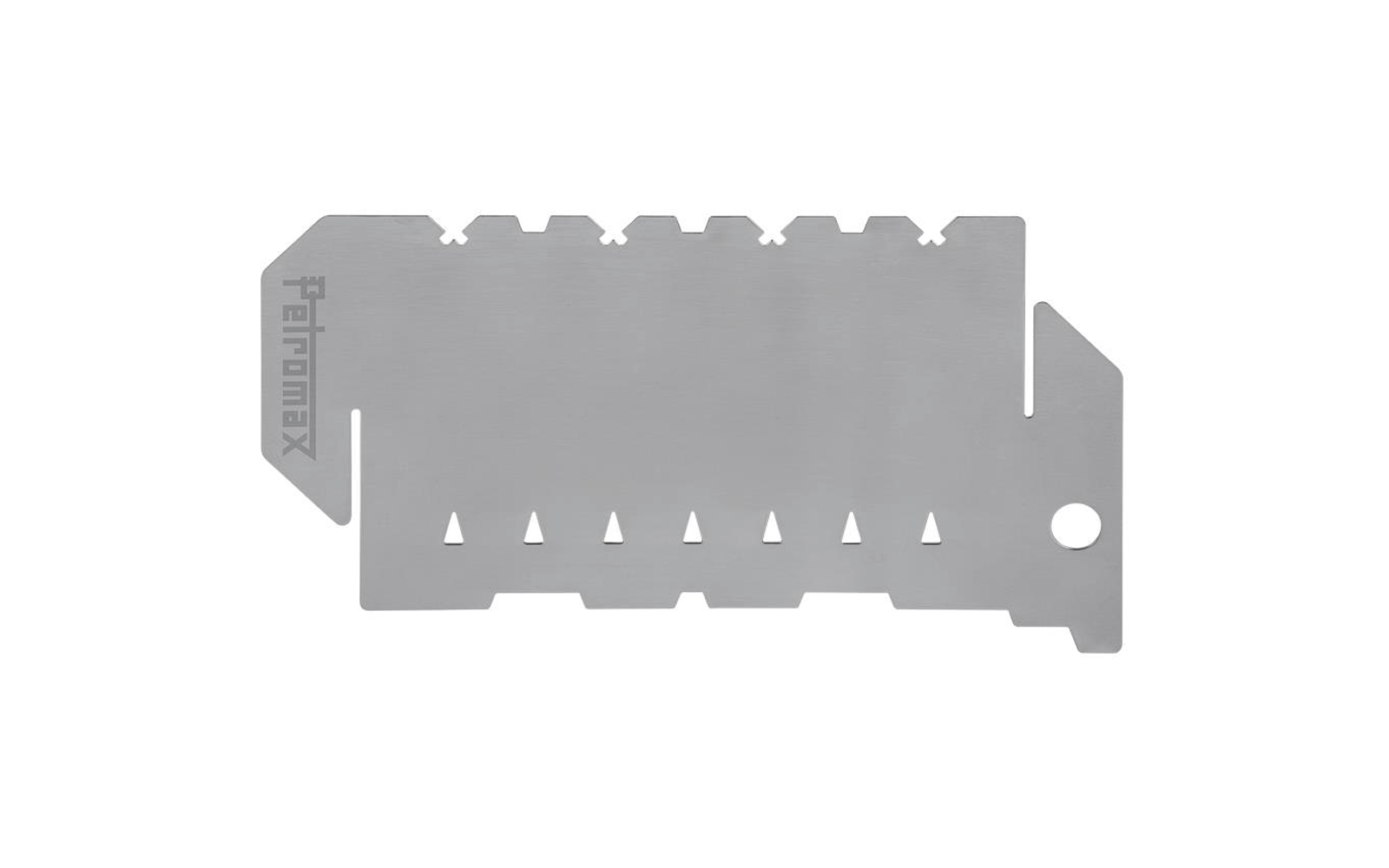 Flache silberne Metallplatte mit gezackter Oberkante, dreieckigen Aussparungen entlang der Unterkante, seitlichem Schlitz und rundem Loch rechts, vertikale Gravur "Patmaxx" links