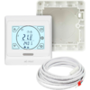 Weißes quadratisches digitales Thermostat mit beleuchtetem Display; separate weiße Montageplatte im Hintergrund; aufgewickeltes weißes Kabel mit roten Kabelenden im Vordergrund
