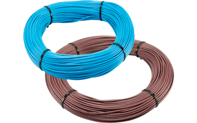 Zwei aufgerollte Kabel, eines hellblau oben, eines braun darunter, jeweils mit schwarzen Bändern, auf weißem Hintergrund