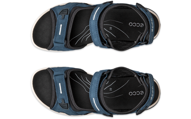 Deux sandales bleu foncé, vue de dessus, avec fermetures Velcro, semelles intérieures noires, logo blanc "ecco" sur les semelles et coutures blanches