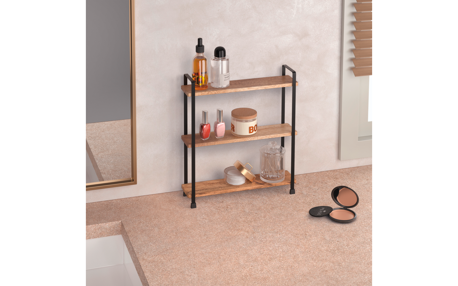 Dreistöckiges Holzregal mit schwarzem Metallgestell auf Arbeitsplatte neben Waschbecken; auf den Böden Flaschen, Nagellack, Cremedose, Seifenschale und Glas; Spiegelrahmen links, Jalousie rechts, geöffnetes Puderkompakt vorne