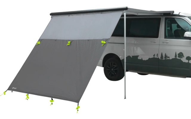 Wohnmobil mit ausgefahrener grauer Markise und zwei Stützstangen