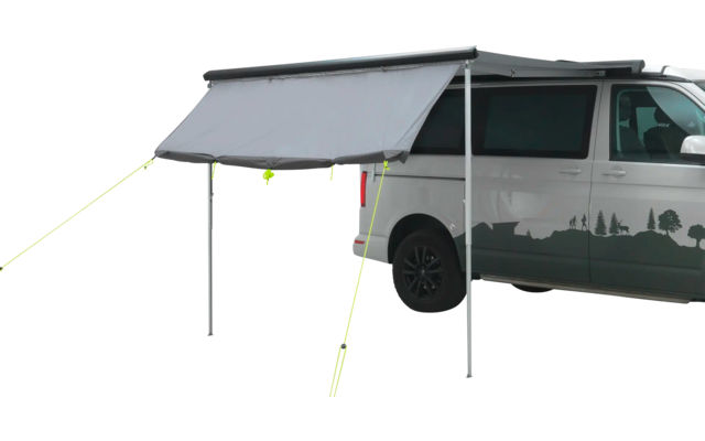 Grünes Zelt mit abgewinkeltem Stoffdach und zwei Stützen, daneben ein Teil eines weißen Fahrzeugs