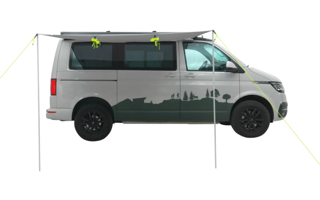 Weißer Lieferwagen mit grünen Pflanzenmotiven auf der Seite, steht vor weißer Wand